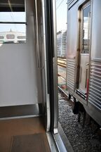床面から上に向かって緩やかなカーブを描く側面