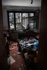 ロシア軍の砲撃で自宅を破壊されたコリャ・ウガレフさんの寝室。 1月13日（写真：筆者撮影）