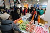 イベント会場は生鮮市場のようなあざやかさに。自社エリア内の商品も会社の壁を越えて担当者全員で販売している姿が印象的だ（筆者撮影）