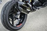 従来比で1.4kg以上軽量化された新型アルミホイールにより制動力とハンドリングのレスポンスを向上。タイヤはダンロップのSPORTSMARTを標準装着（写真：BMW MOTORRAD）