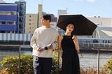 日傘をさす女性と男性