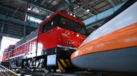 台湾高速鉄道､ベール脱いだ｢独自開発車｣の実力 営業列車救援の機関車､多機能保守車も｢国産｣