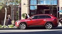 なぜ彼女は｢ヴェゼルは高い｣と｢より高価なRAV4｣を購入したのか？AIペルソナが明かす認知バイアスと顧客離反の真因