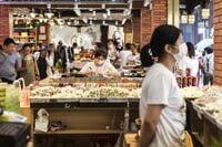 上海のコロナ新規感染は急増後に横ばいだが･･･ 再ロックダウン懸念で一部住民が備蓄に走る