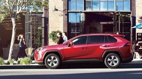 なぜ彼女は｢ヴェゼルは高い｣と｢より高価なRAV4｣を購入したのか？AIペルソナが明かす認知バイアスと顧客離反の真因