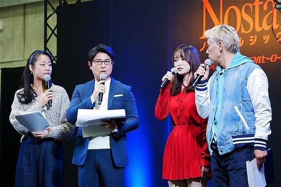 ノスタルジック2デイズの司会進行を務めるMCの安東弘樹さん、久遠まいさん、そして旧車好きとしても知られるタレントの田村 亮さんとともに、ステージでトークをする5代目クラウン乗りの“やまだ”さん