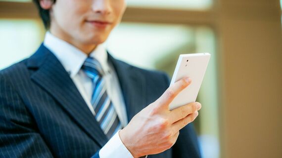 スマホを持つスーツの男性