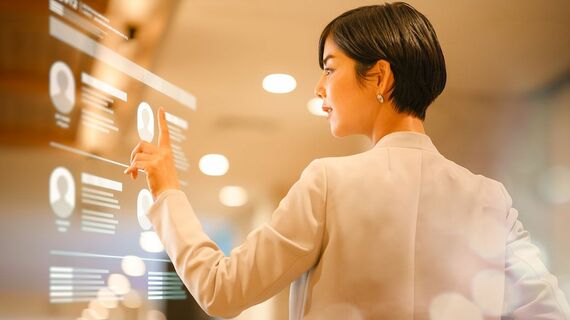 画面を見て分析する女性