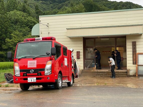 ●●●では、持ち込んだ高圧洗浄機で泥をかき出す作業を行った(写真:うつみさん提供)