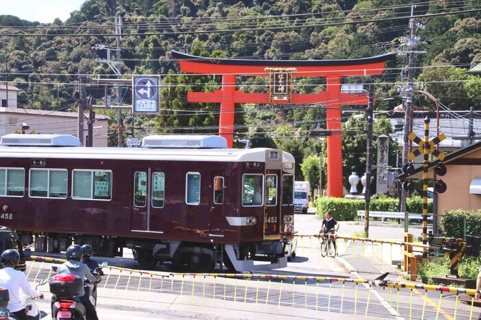 松尾大社の大鳥居を横目に走る6300系。嵐山線転用時に