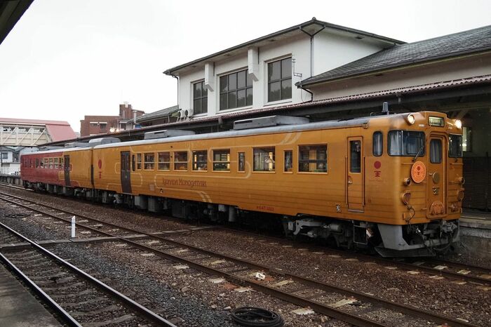 松山方の2号車は黄色をベースとした