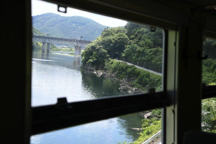 車窓に流れる雄大な景色