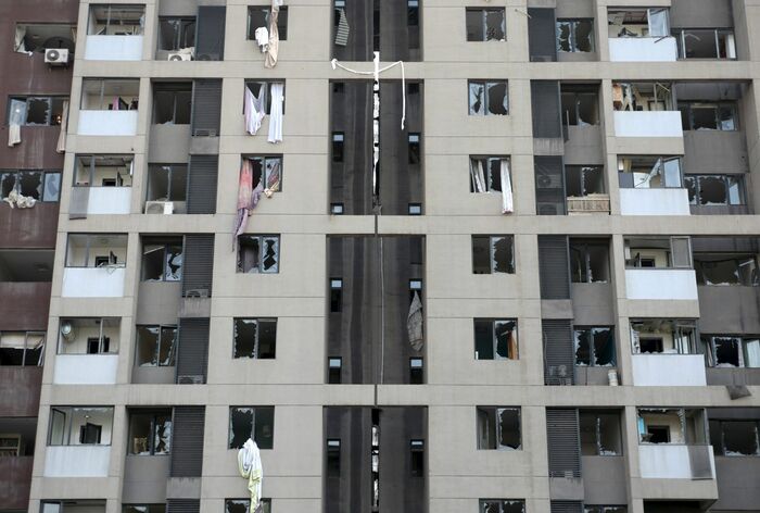 爆発の衝撃で付近の住居の窓ガラスは割れてしまった