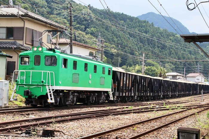 秩父鉄道の電機は五輪聖火リレーに合わせて