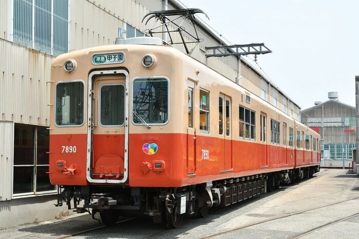 車庫で解体の時を待つ7890形