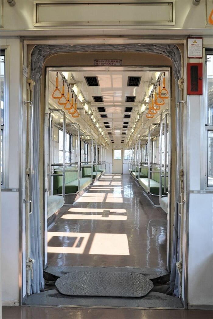 近年の車両に比べて幅の広い貫通路