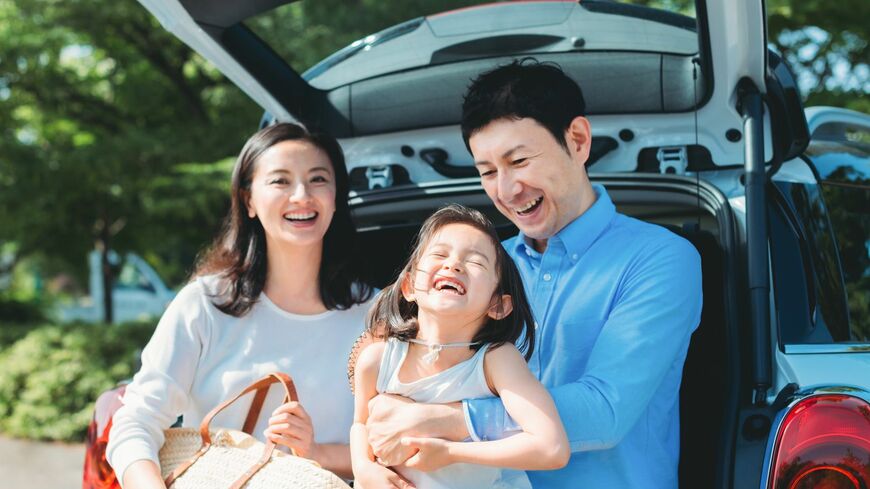 車の前で撮影された夫婦と娘