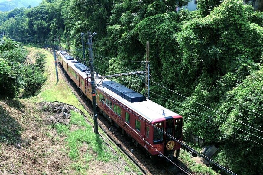 橋本駅から先の単線区間を走るGRAN天空（記者撮影）