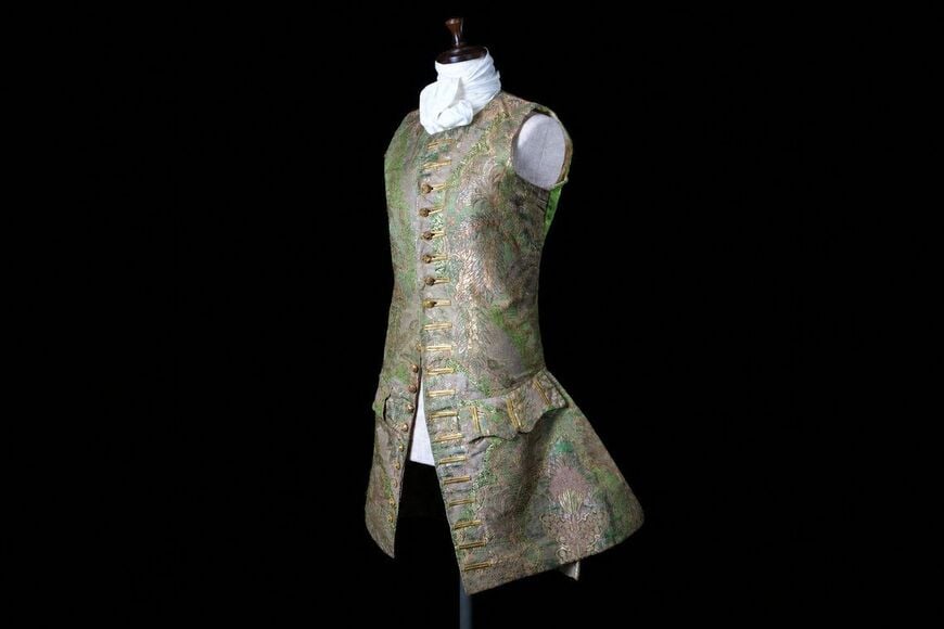 1730年頃につくられた、輝く紳士服（写真：長谷川彰良）