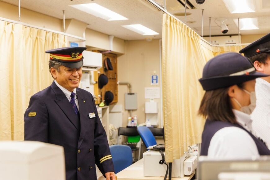 「強面だから」と笑う上山管区長だが、若い社員にイジられる場面も（撮影：鼠入昌史）