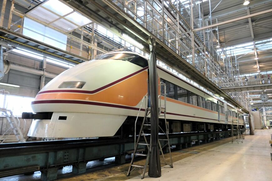 南栗橋工場の100系スペーシア