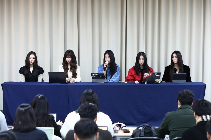 記者会見するニュージーンズのメンバー（11月28日､ソウルで）Photographer: Chung Sung-Jun/Getty Images AsiaPac