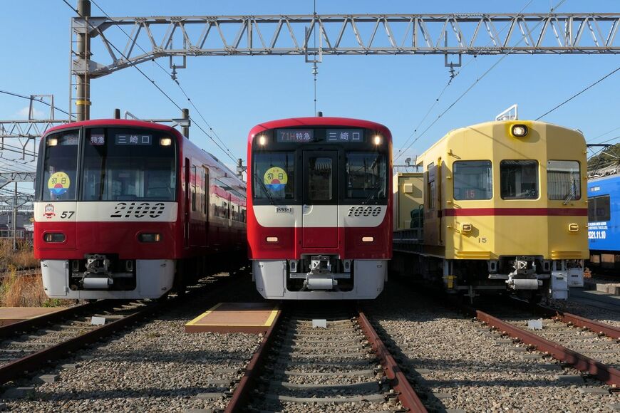 左から2100形、新1000形1890番台、かつての伝統顔に近い事業用車両（記者撮影）