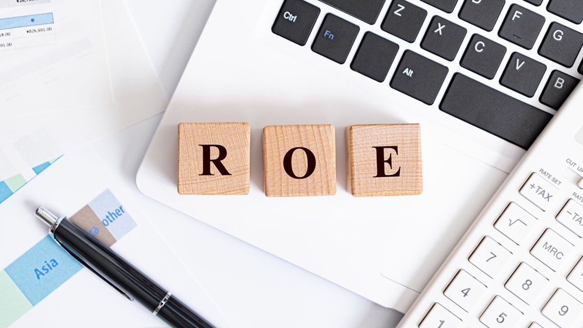 ROEが印字されたブロックとノートパソコン