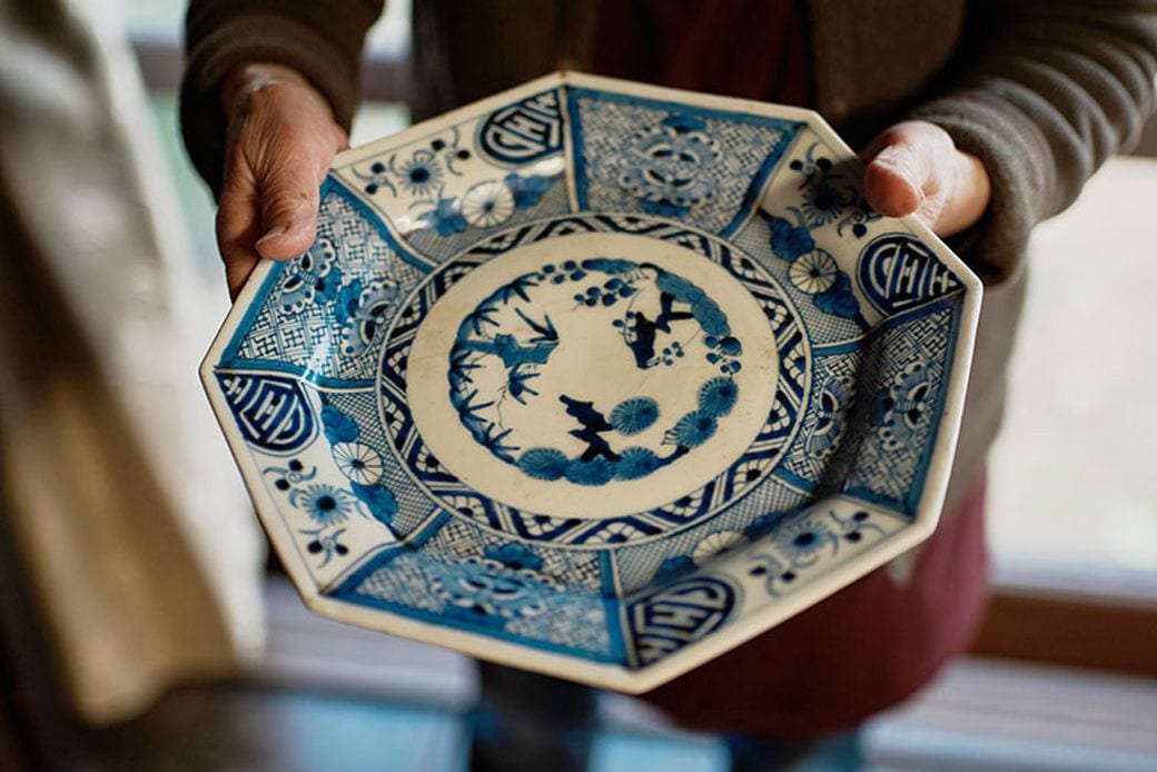 妻の美枝子さんお気に入りの江戸時代の平皿（写真撮影／相馬ミナ）