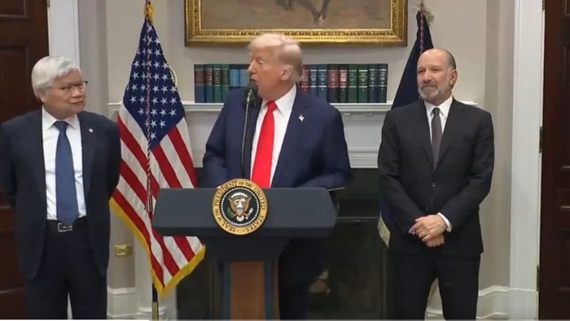 TSMCは約15兆円の追加投資をホワイトハウスで発表した。写真は左からTSMCの魏CEO、トランプ大統領、ラトニック商務長官（ホワイトハウスがSNSに投稿した動画より）
