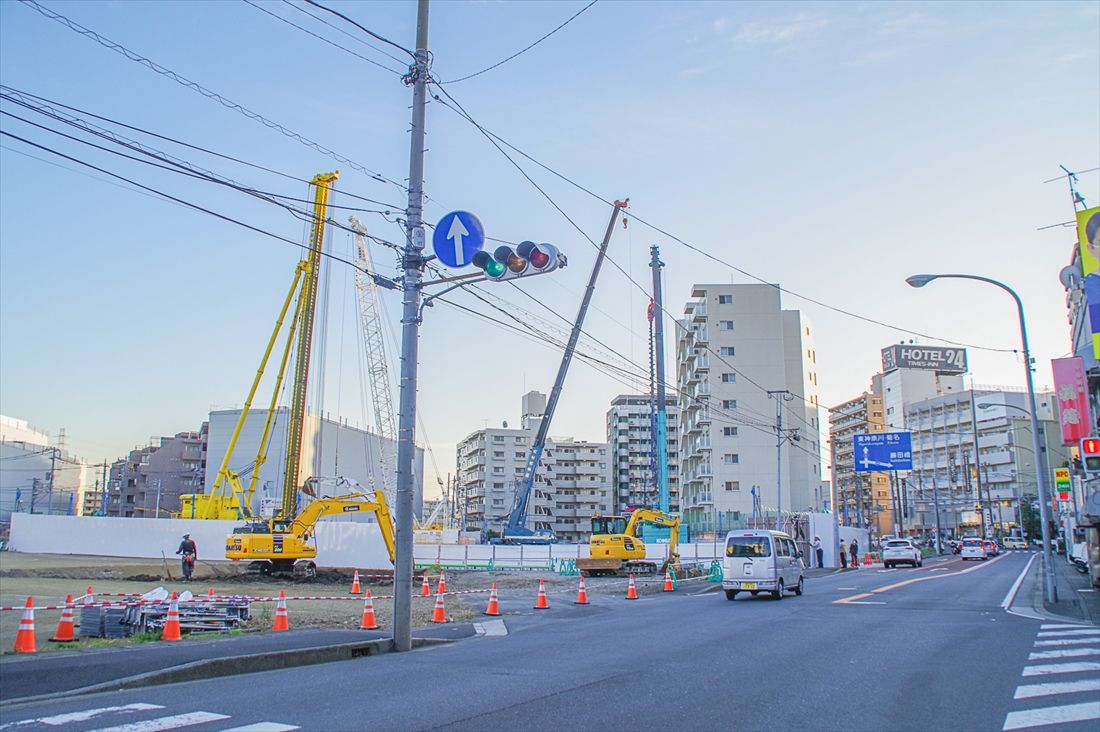 新綱島駅工事現場。手前が綱島街道。写真中央に再開発ビルが建設される（筆者撮影）