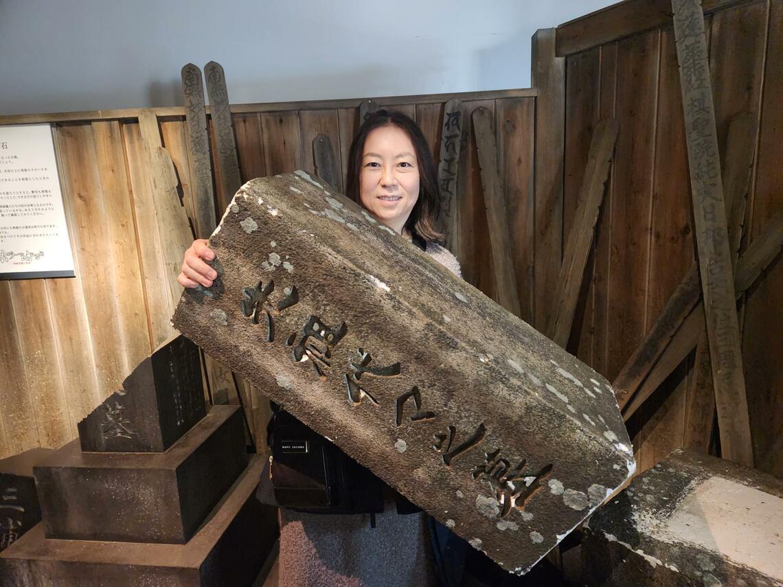 持てる「墓石」とくらたま（写真：筆者提供）