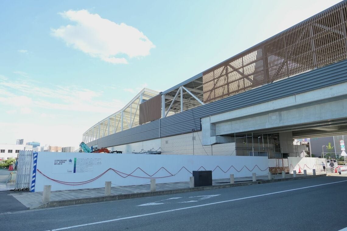 東側から見た箕面萱野駅（記者撮影）