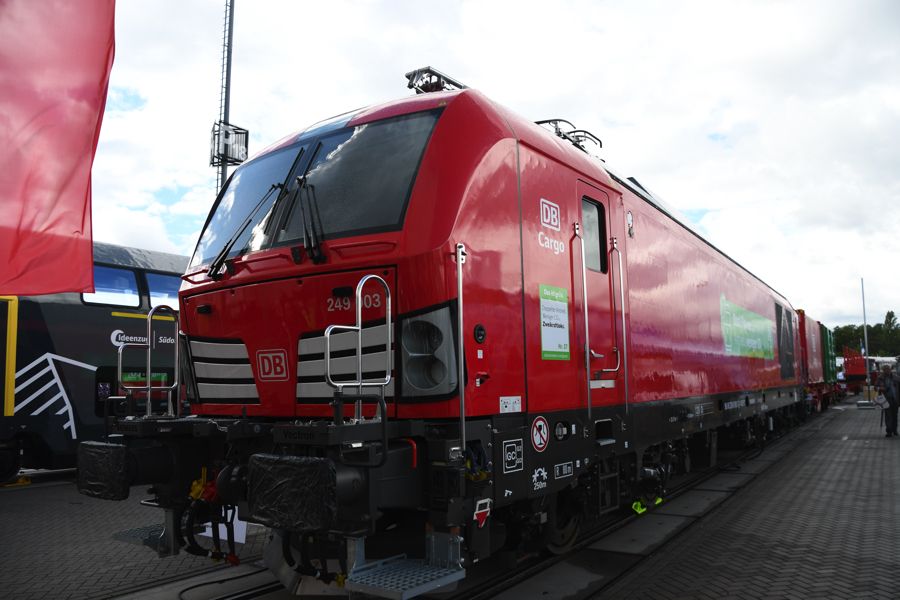 ドイツ鉄道のシーメンス製機関車（記者撮影）