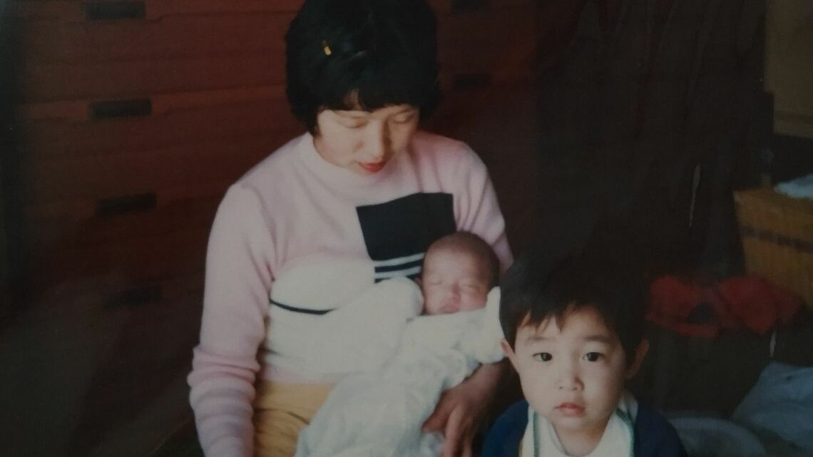 きょうだい2人による母親の看取りのリアルに迫ります。写真は1984年2月、母親と長男2歳・次男0歳の頃（写真：佐藤さん提供）