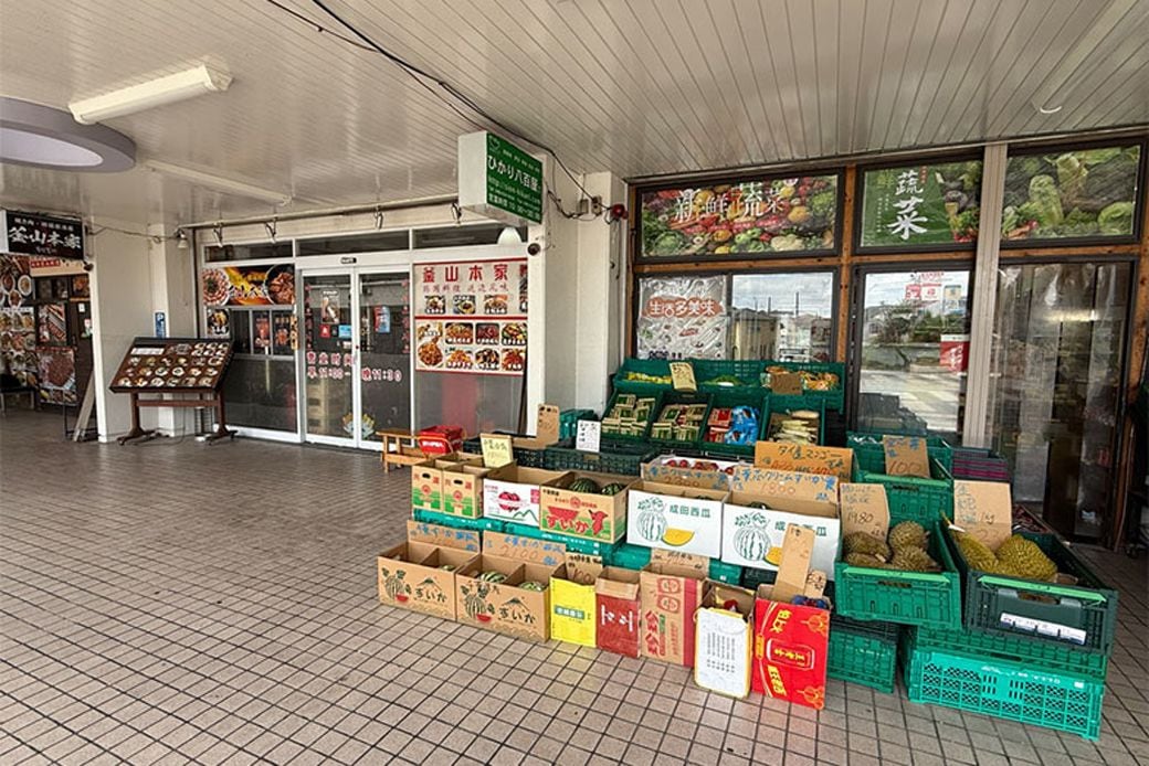 団地内には珍しい食材を扱う商店や中国語の案内のある飲食店も（写真撮影／りんかく）