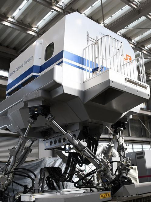 車両運動総合シミュレータは、車体のあらゆる振動を忠実に再現することができ、乗り心地改善に役立てられている（記者撮影）