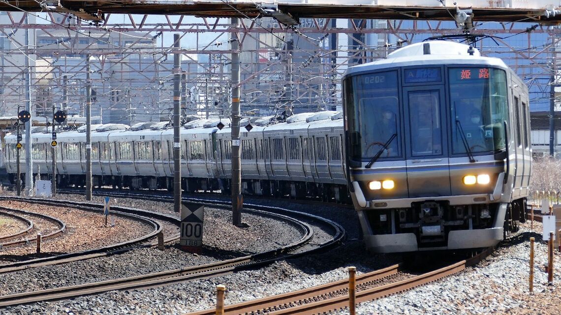 滋賀県の石山駅付近を走る新快速姫路行き。写真は現在主力の「223系」（記者撮影）