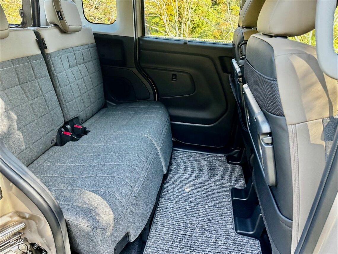 軽スーパーハイトワゴンゆえ後席の空間は相当に広い（筆者撮影）