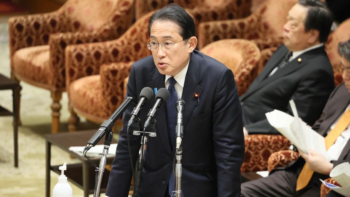 首相公邸内での「忘年会」写真が騒動に。長男・翔太郎首相秘書官への甘い姿勢に批判・疑問の声が殺到し、結局更迭。支持率低下に繋がった可能性も指摘されています(写真:つのだよしお/アフロ)