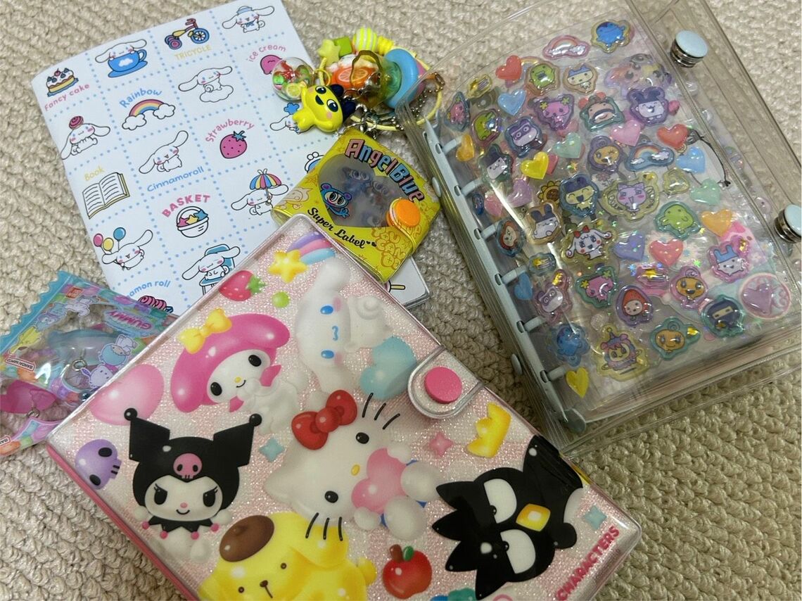 “平成女児”のまおみさんが常時持ち歩いているというシール帳3冊（写真：まおみさん提供）