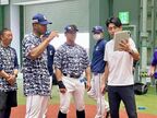 秋本コーチの指導を聞く、新人の蛭間（中央）とモンテル