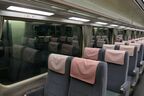 荷棚下にも照明が並ぶ