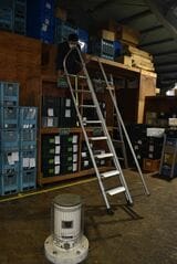 一瞬で約2mの長さに伸びる伸縮はしご（筆者撮影）