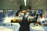 朝の日差しに照らされた「あさかぜ」のオシ24形食堂車内（撮影：南正時）