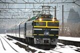 残雪の新疋田駅を通過する「トワイライトエクスプレス」（撮影：南正時）