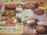 チキンステーキなど、爆弾ハンバーグ以外のメニューも充実（筆者撮影） 