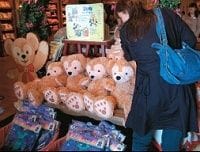 　「ダッフィー」突然ブレイクの謎、ディズニーシーで持ち歩きが急増