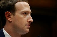 ザッカーバーグの報酬､53％増の890万ドルに その多くが個人的なセキュリティー費用