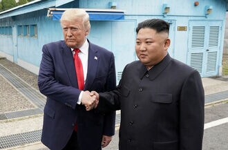 トランプ大統領が板門店で金正恩委員長と握手